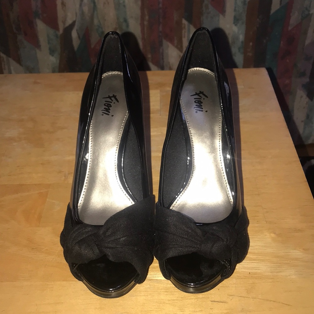 NWOT BLACK SUPER CUTE 2 - 3 INCH HEELS